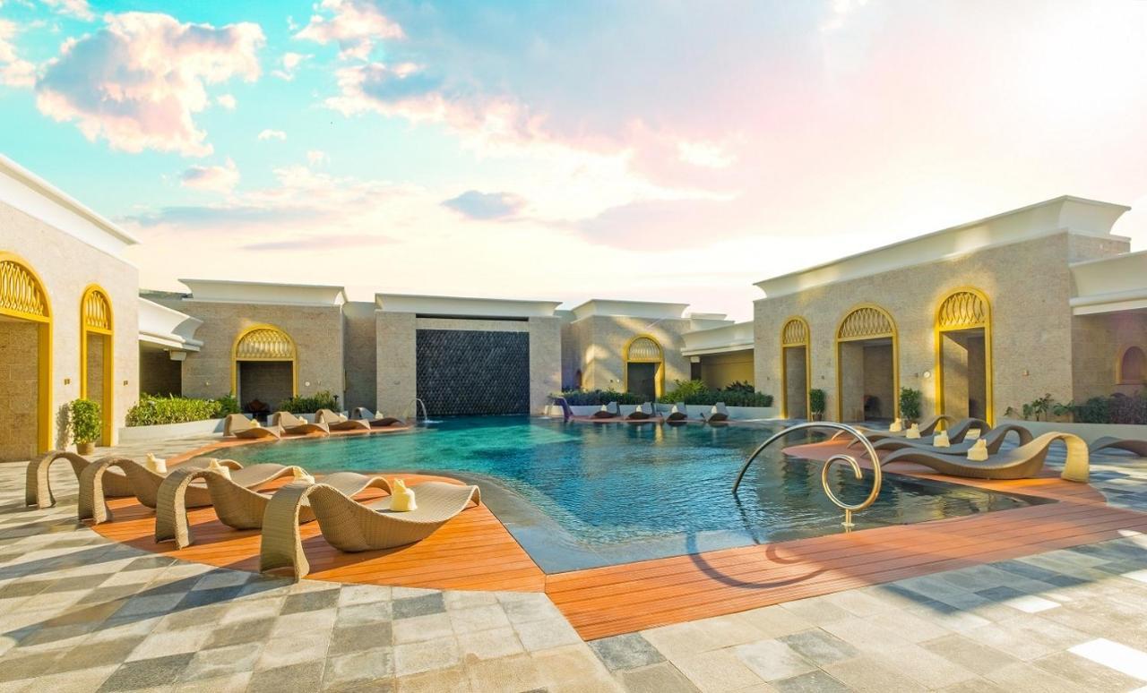 Okada Manila Hotel Pasay Exterior foto The pool at the hotel