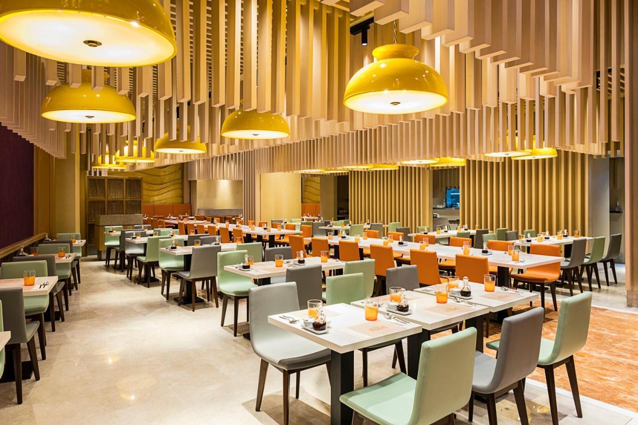 Okada Manila Hotel Pasay Exterior foto The interior of a restaurant in the hotel