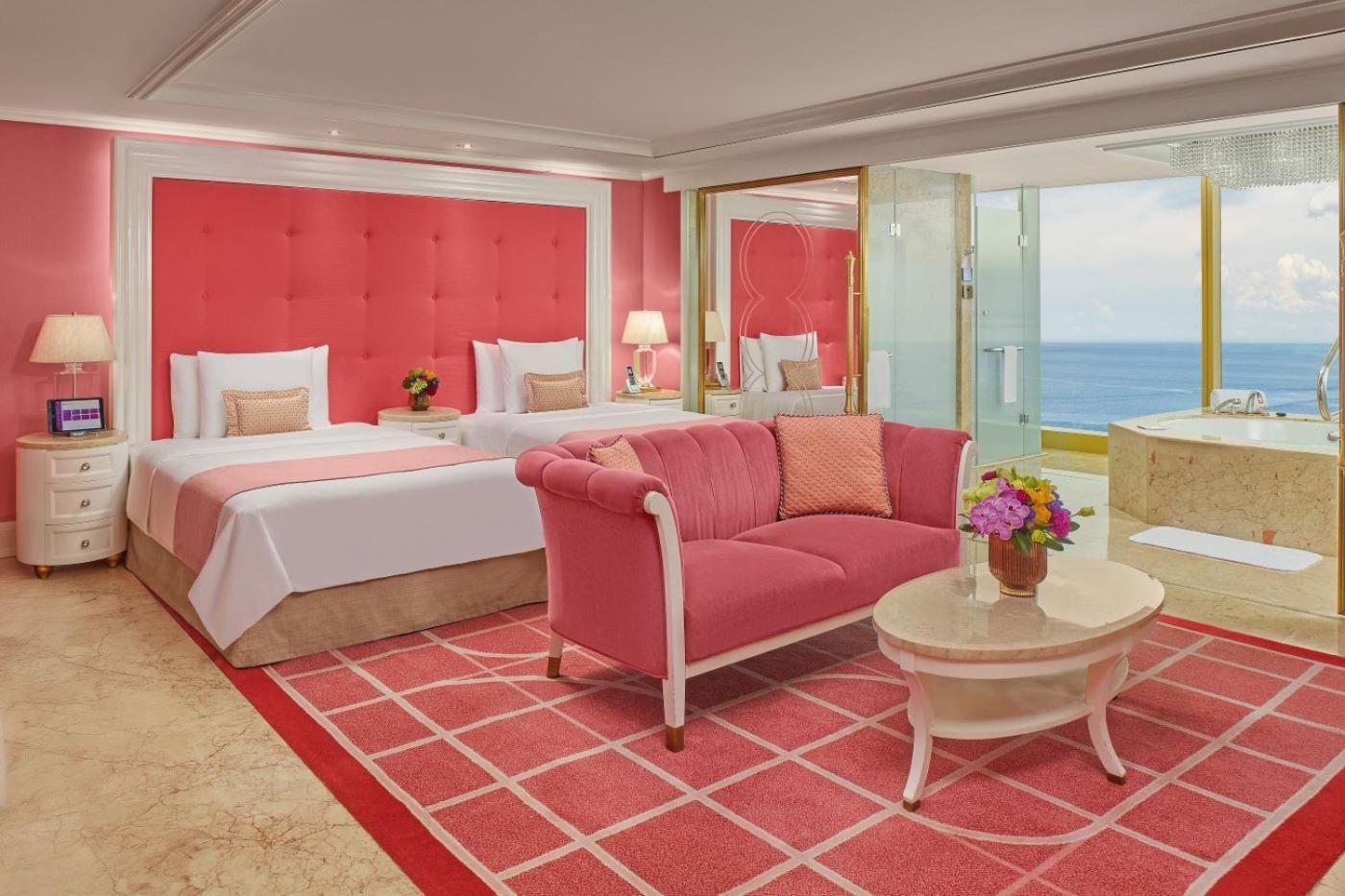 Okada Manila Hotel Pasay Exterior foto A suite at the Atlantis Paradise Island