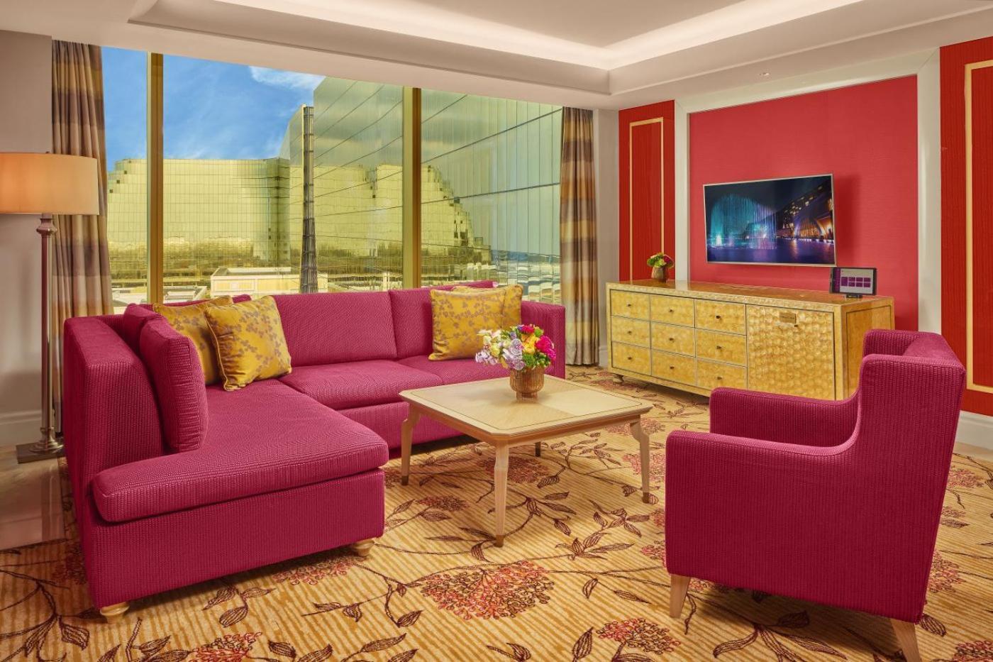 Okada Manila Hotel Pasay Exterior foto A living room in a suite at Wynn Las Vegas