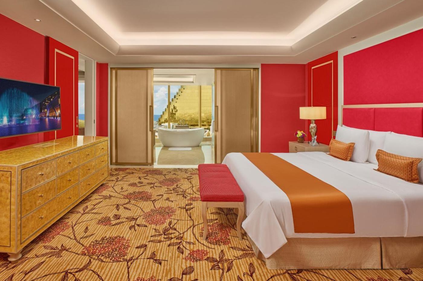 Okada Manila Hotel Pasay Exterior foto A bedroom in the hotel