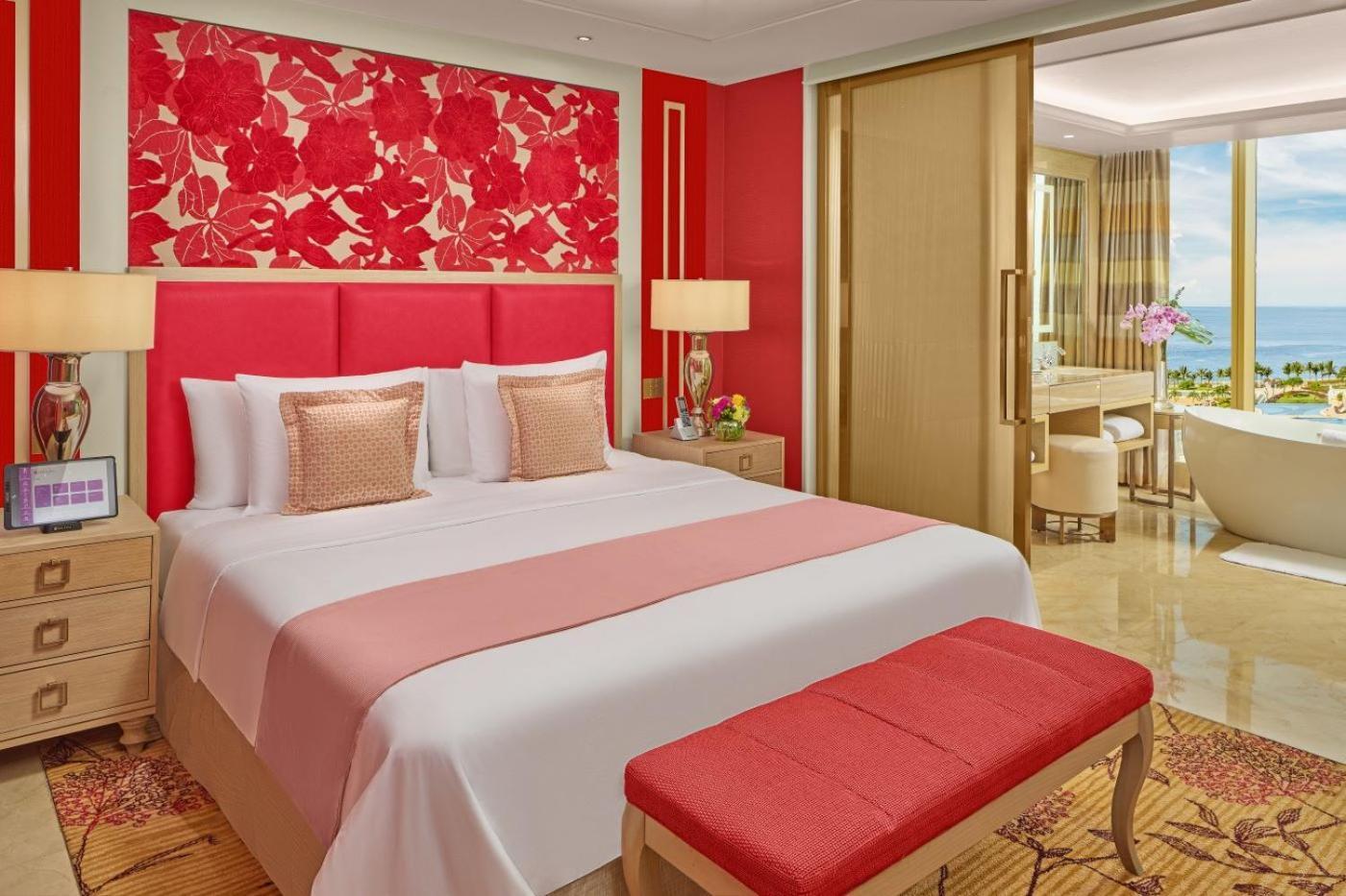 Okada Manila Hotel Pasay Exterior foto A bedroom at the hotel