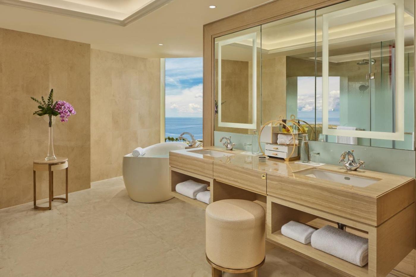 Okada Manila Hotel Pasay Exterior foto Bathroom